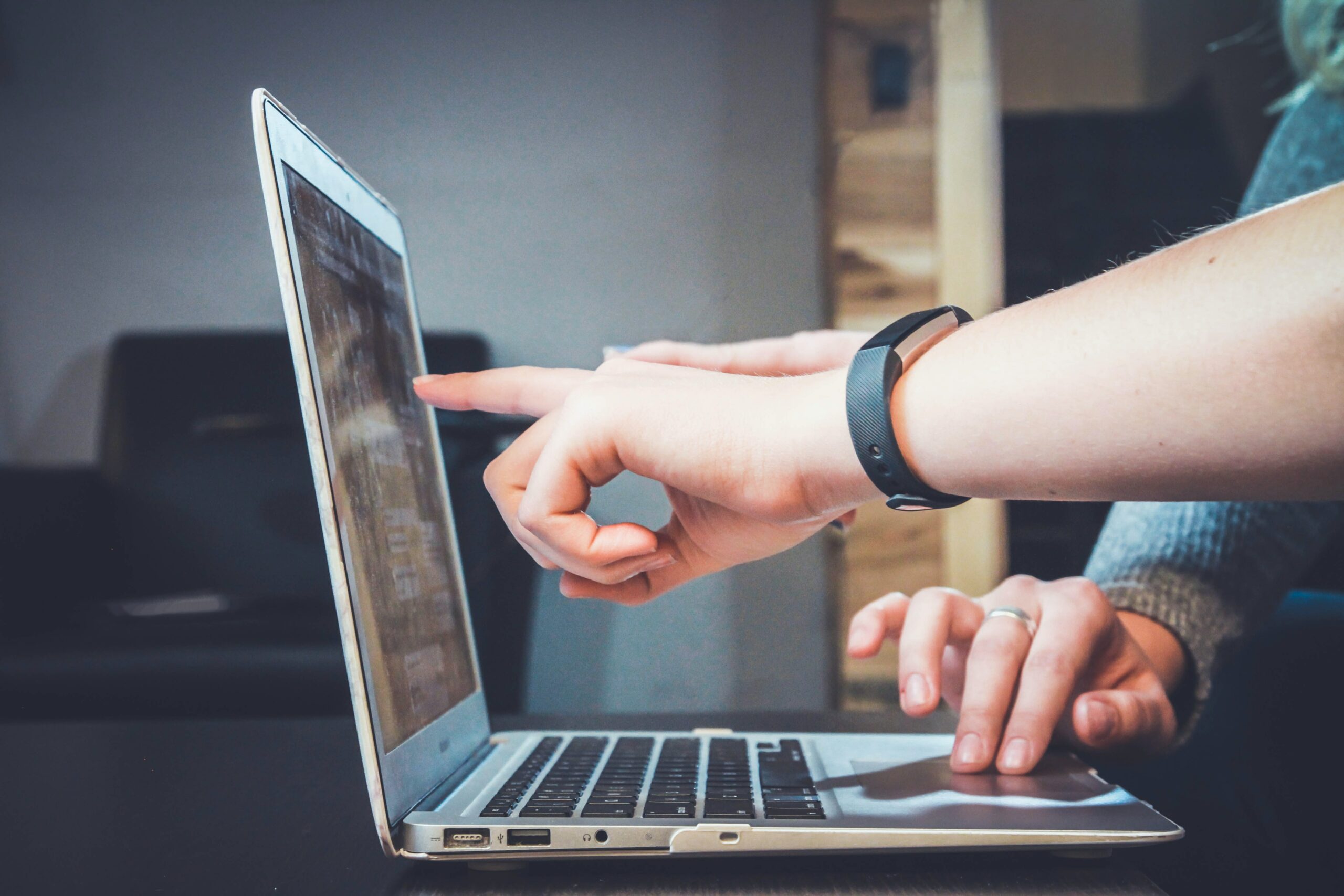 How To Use Trending Topics to Amplify Your Press Release Coverage 1 john schnobrich FlPc9 VocJ4 unsplash scaled